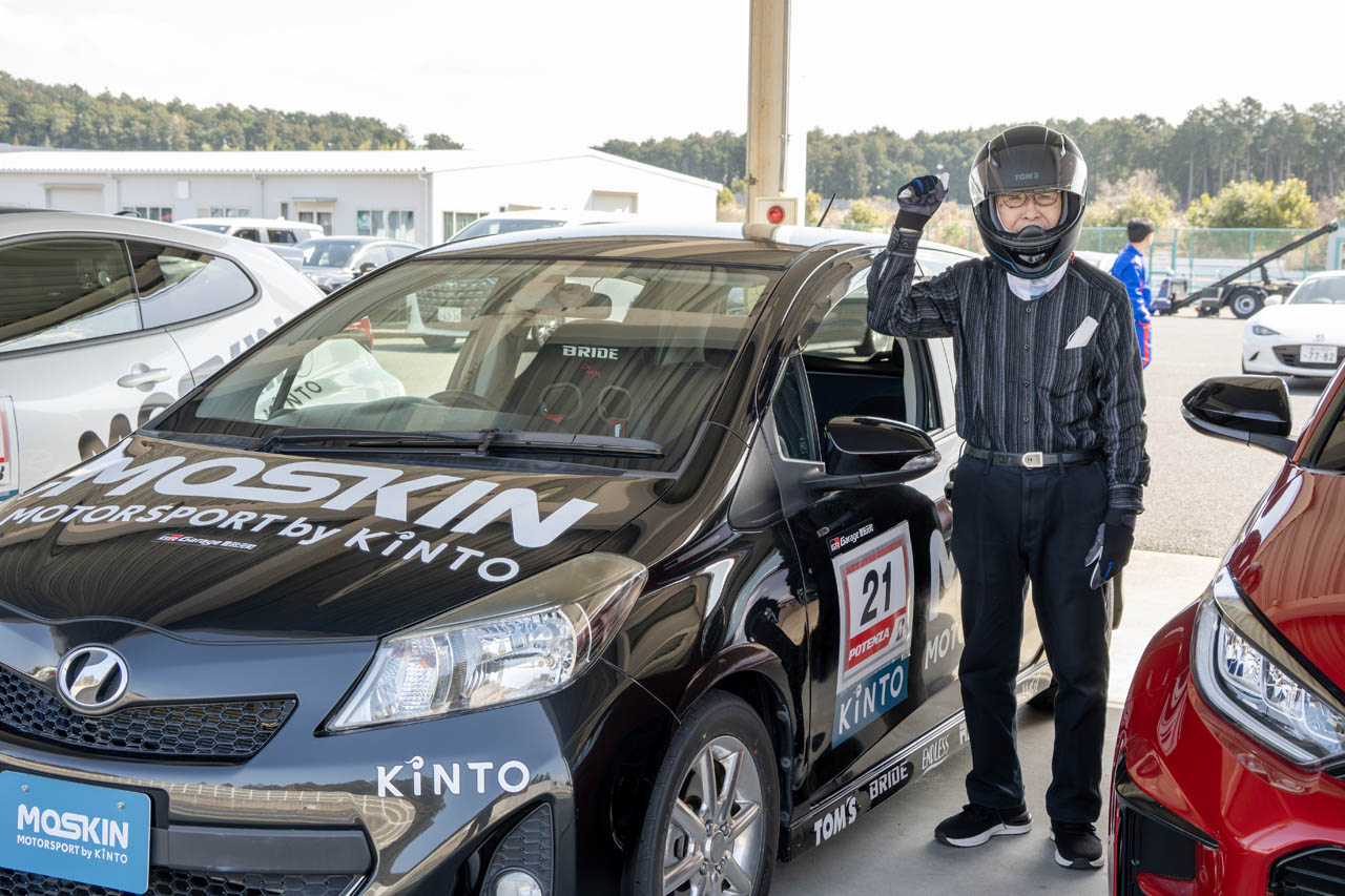 息子さんと一緒に参加されたという80代（！）の参加者。レンタルのヴィッツRSはもちろんMT車。若い参加者に交じってスポーツ走行にチャレンジされていました