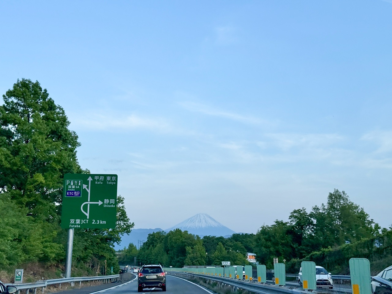 帰り道の道路から富士山を望む