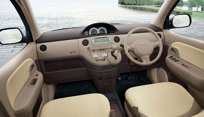 センターメーターを持つ初代シエンタのインストルメントパネル