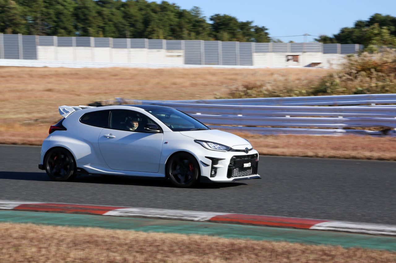 サーキットのコースをウォームアップ走行する白いGRヤリス