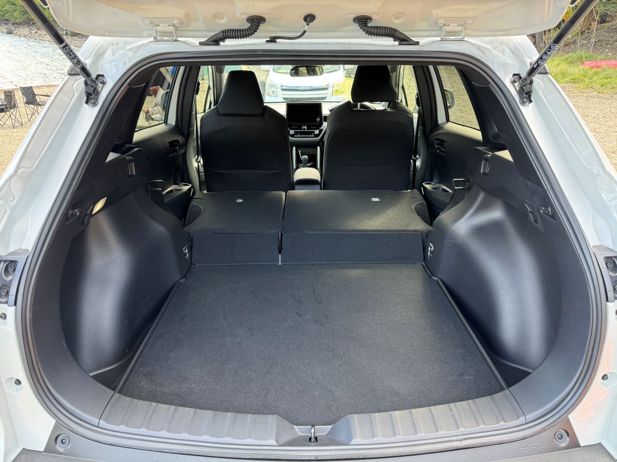 後席をたたんだ状態。座面部分は若干の段差が残ります