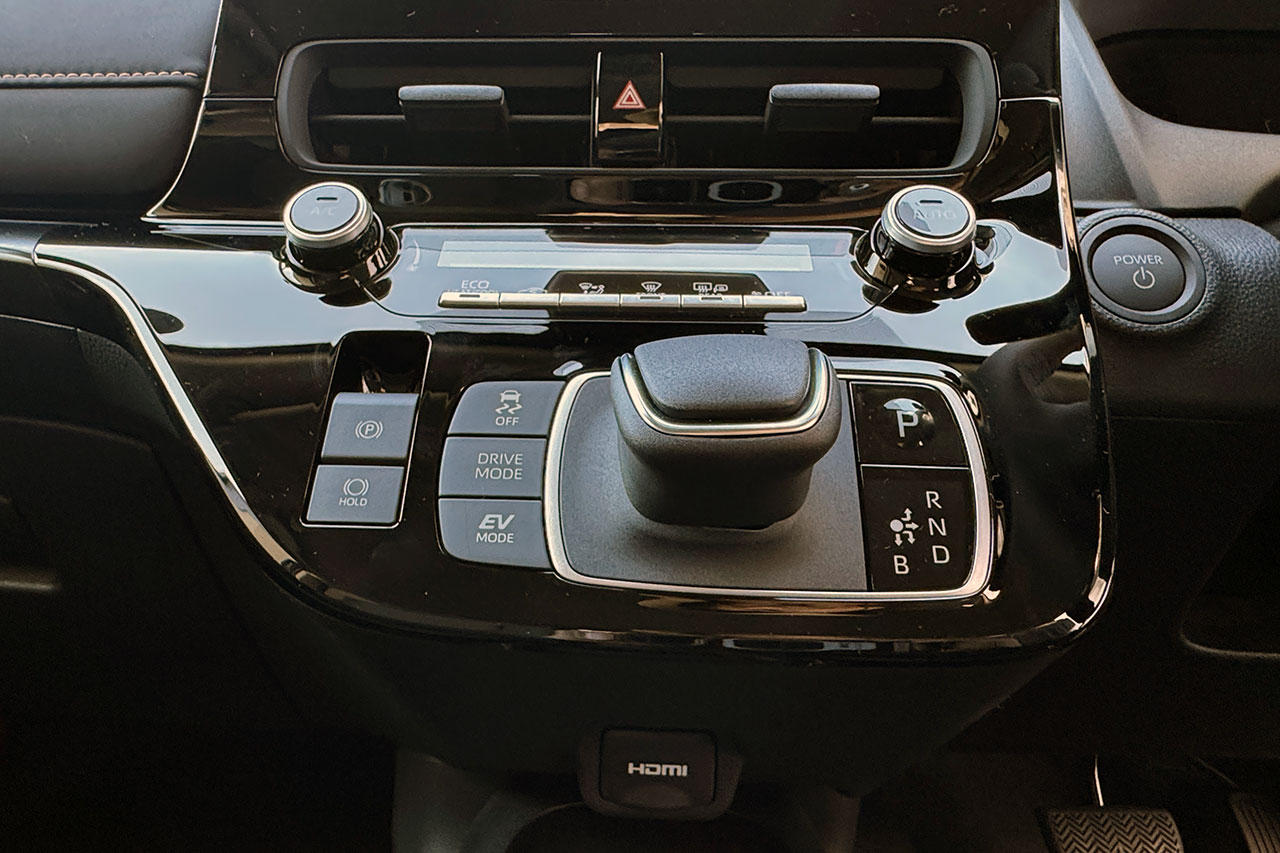 シフトノブの下に新しく追加されたHDMI端子