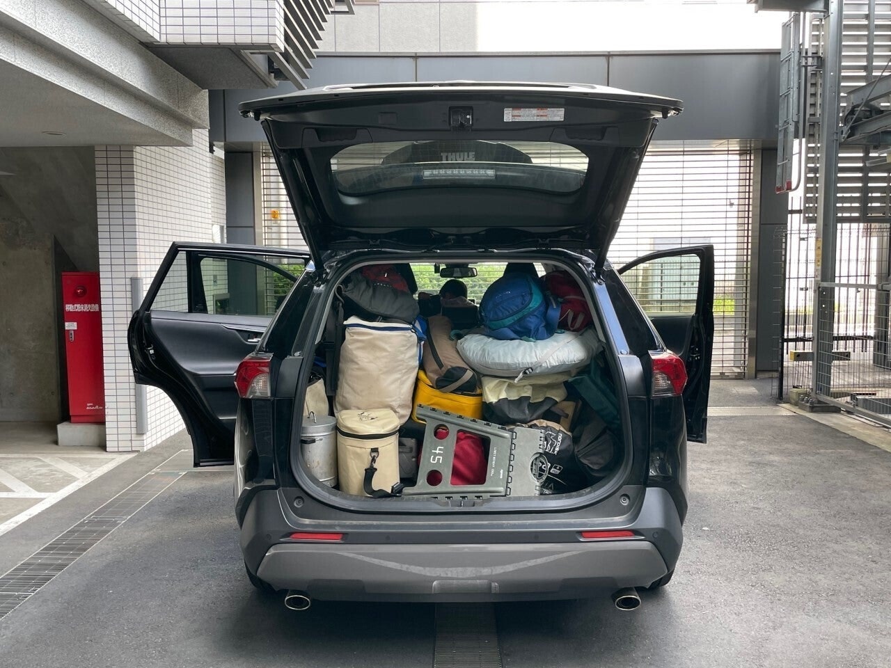 「RAV4」の荷室に積み込んだ状況※椅子と寝具はルーフキャリア(自動車の屋根に取り付けて、荷物を積むことを可能にする道具)に入れています