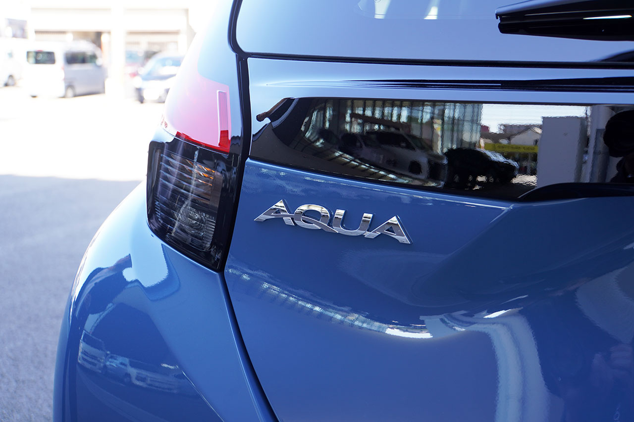 リヤに輝くアクアのロゴ