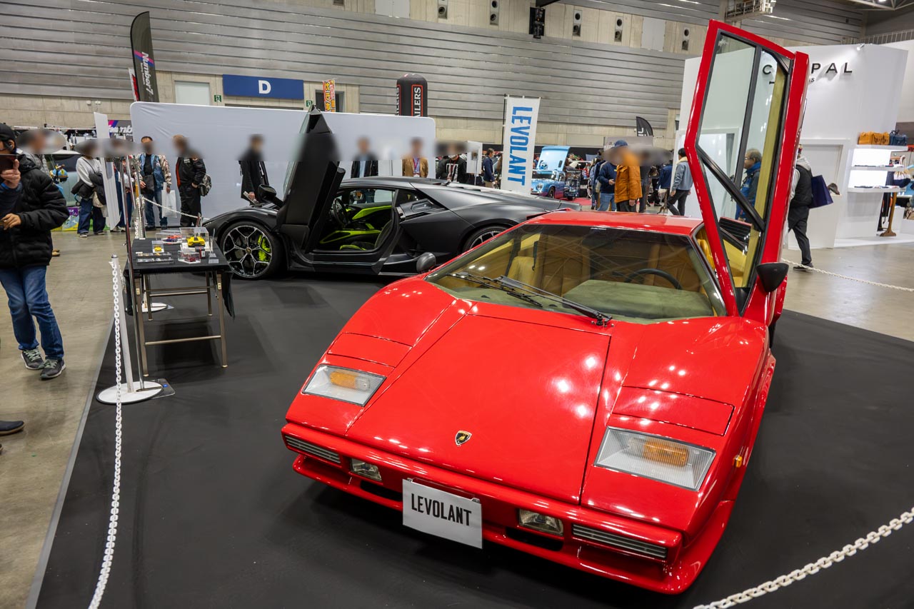 自動車雑誌『LE VOLANT』ブースではなんとランボルギーニ カウンタックLP400Sとレヴエルトという新旧12気筒モデルがそろい踏み