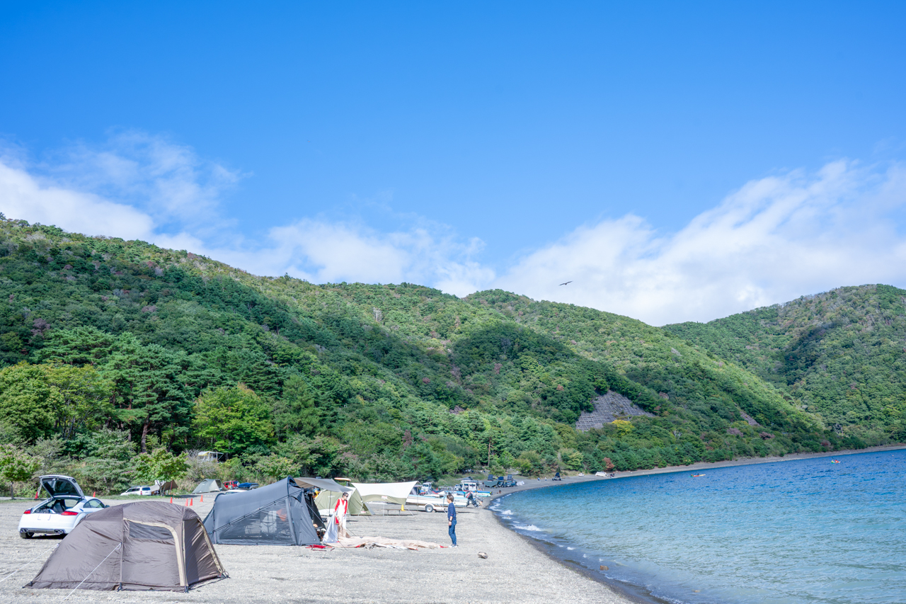 だいぶ怪しいお天気でしたが、到着するころ日差しが…!湖畔はすでに多くのキャンパーで賑わっています