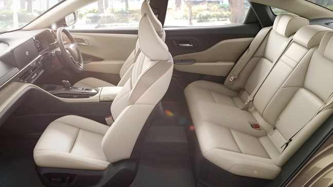新型クラウン CROSSOVER G“Leather Package”（内装色 ： フロマージュ）＜オプション装着車＞
