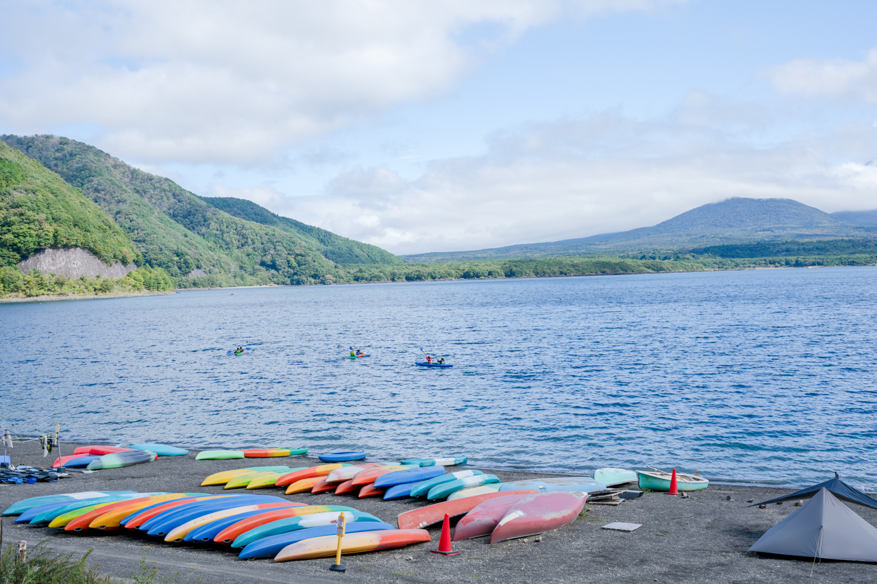 色とりどりのカヌー。夕方まで色々なアクティビティを楽しむ方が次々訪れていました