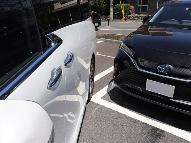 最も隣の車にぶつけやすい「車体側面の“一番内側”」