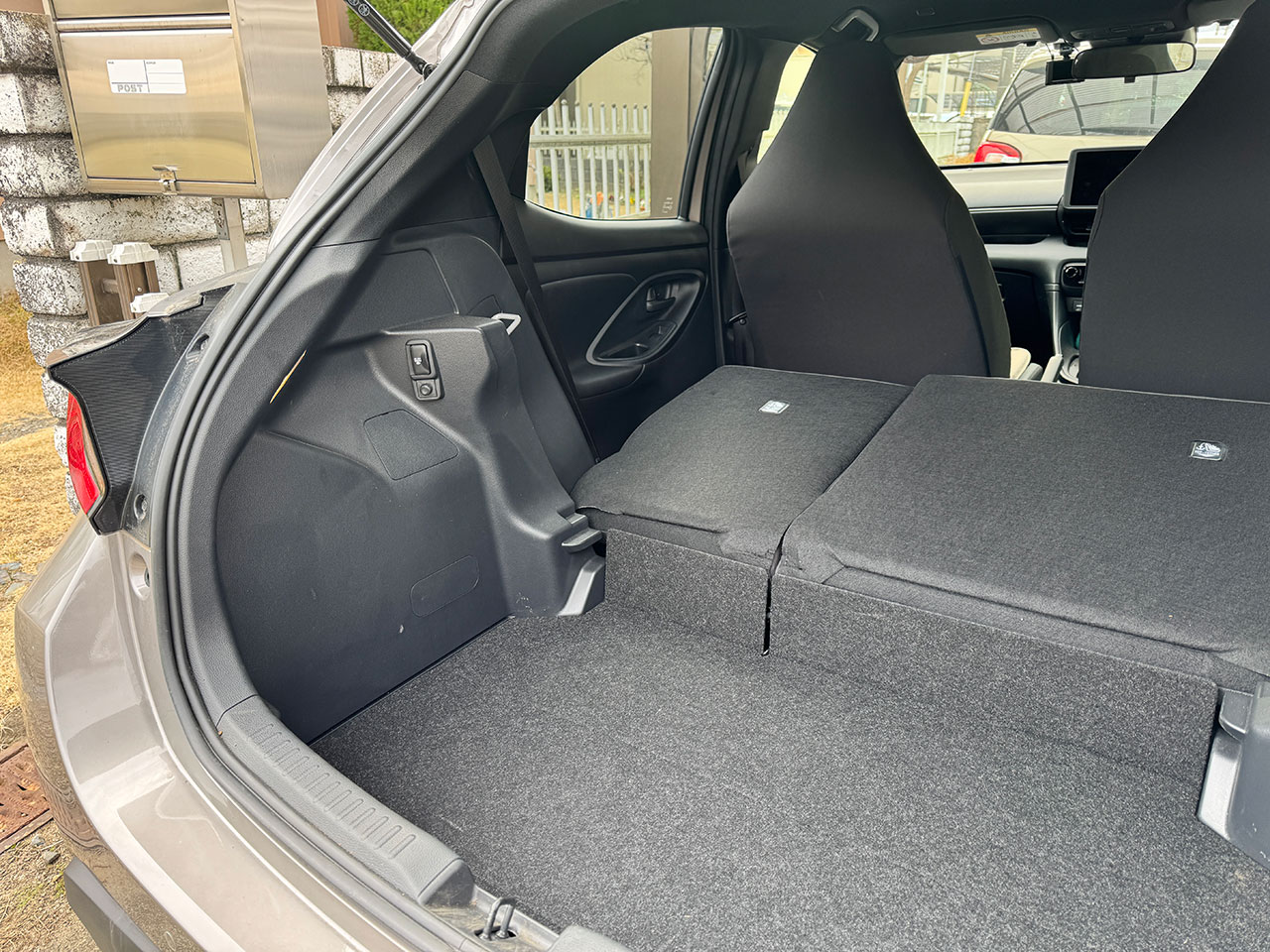 アクセサリーコンセントは荷室の左側についている