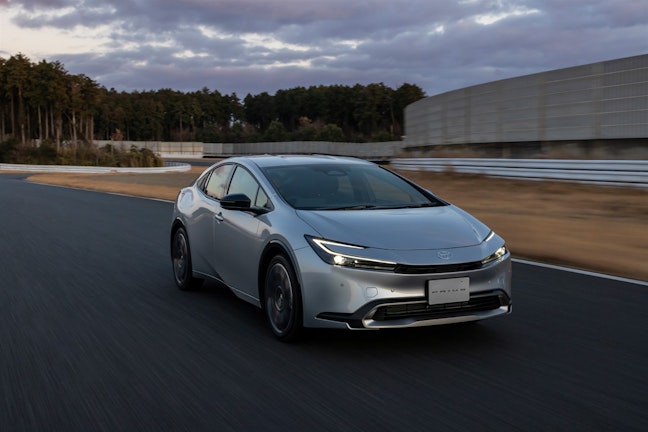 交通事故が多い月・時間は？薄暮時は早めのライト点灯を！