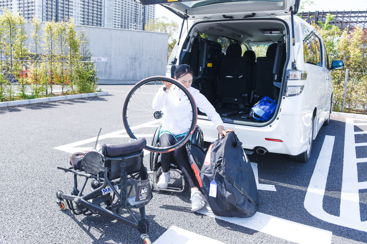 競技用車いすのタイヤを外して荷室へ収納する船水梓緒里選手