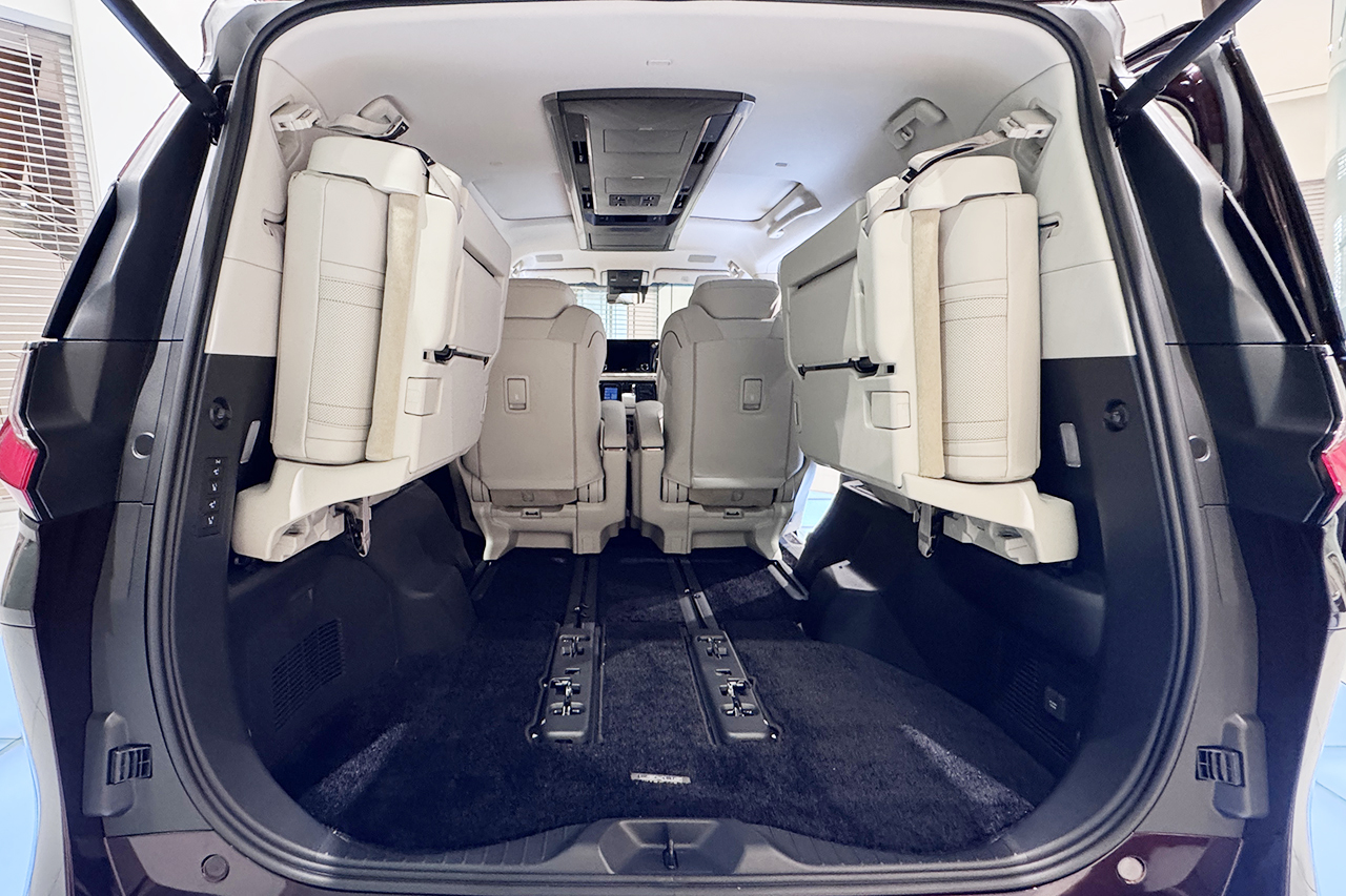 ３列目のシートを跳ね上げた状態