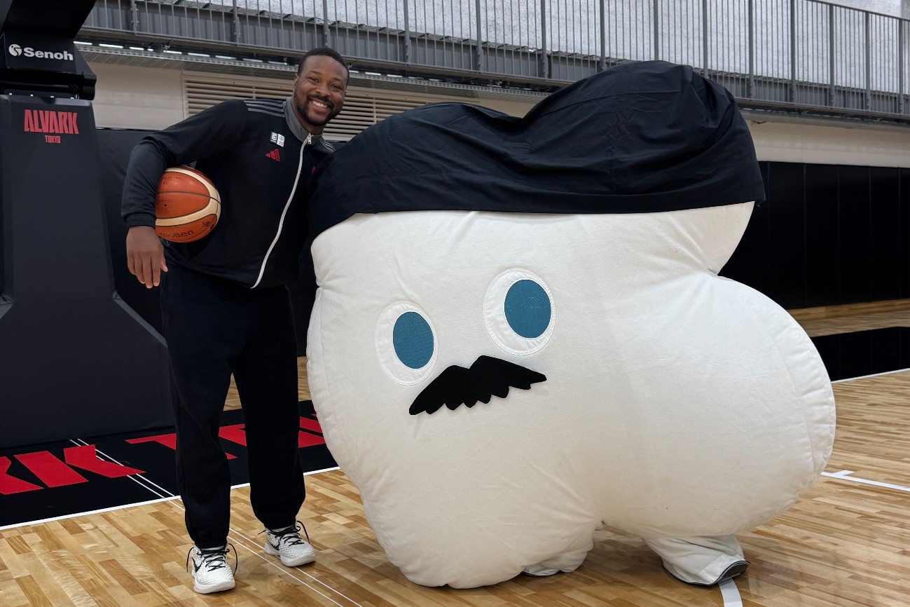 マーカス・フォスター選手と、フォスター選手のモノマネをしている「くもびぃ」