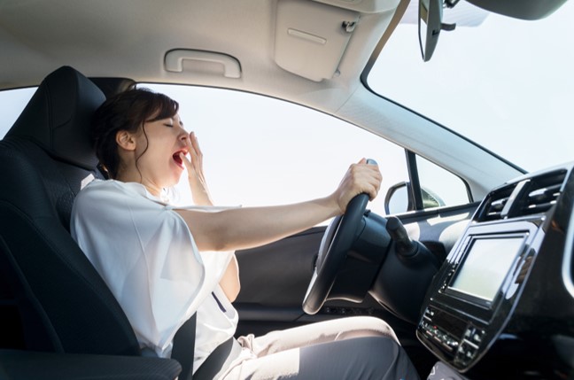 運転中に眠気が…対処法や事前対策はある？眠気に関するあれこれ