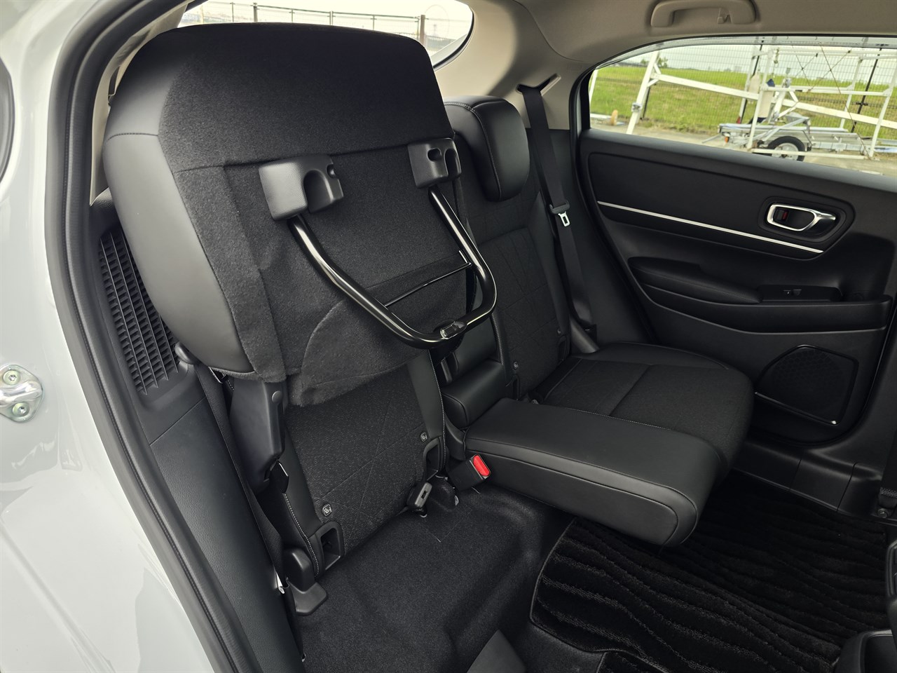 ヴェゼルの後席座面持ち上げ時