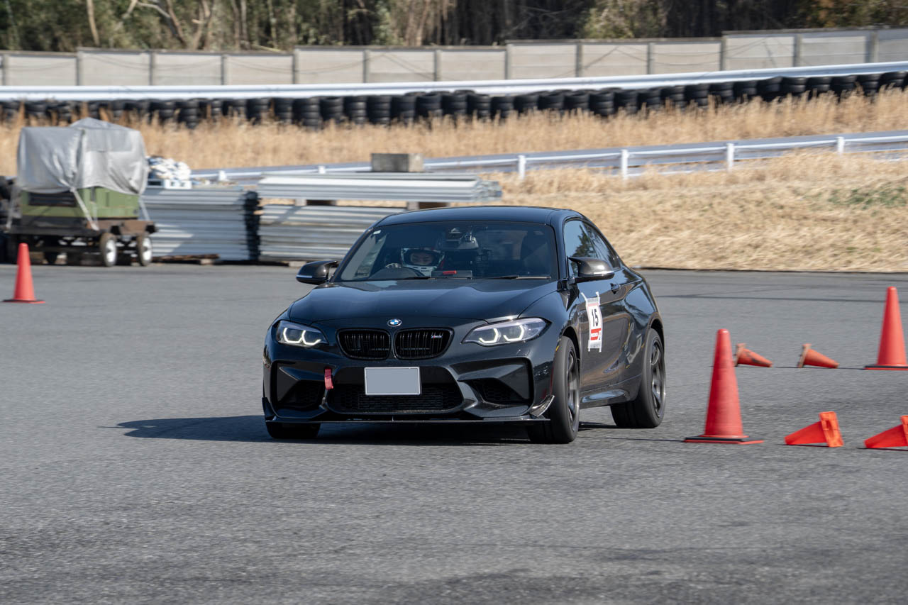 広場トレーニングの一コマ。全開加速からのフルブレーキングや旋回しながらのアクセルオン/オフ＆ブレーキングによる車量の挙動変化を体感します。普段の走行会ではなかなか取り組む機会の少ない基本を学ぶことができます