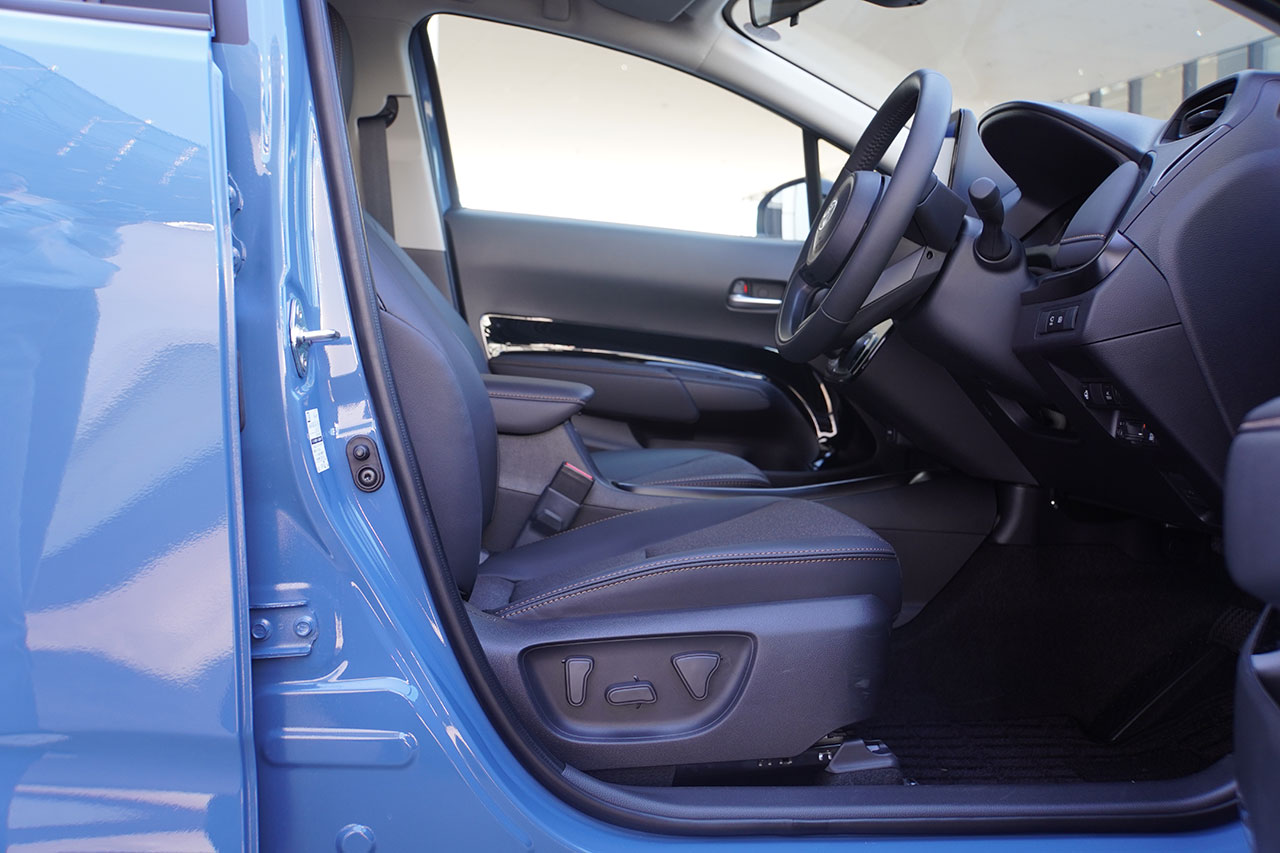 運転席に乗り込むイメージのカット