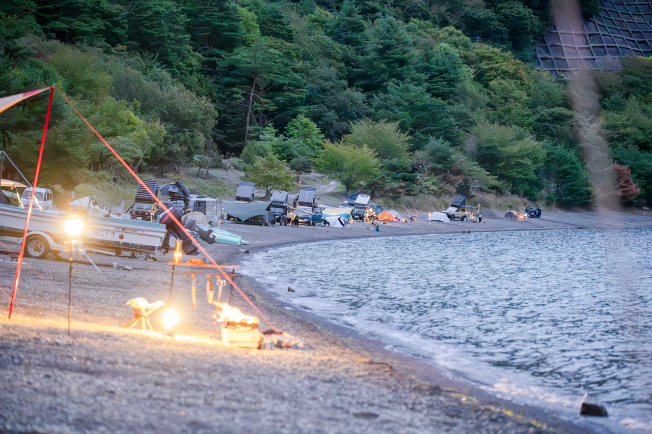 洪庵キャンプ場の湖畔サイトの傾斜