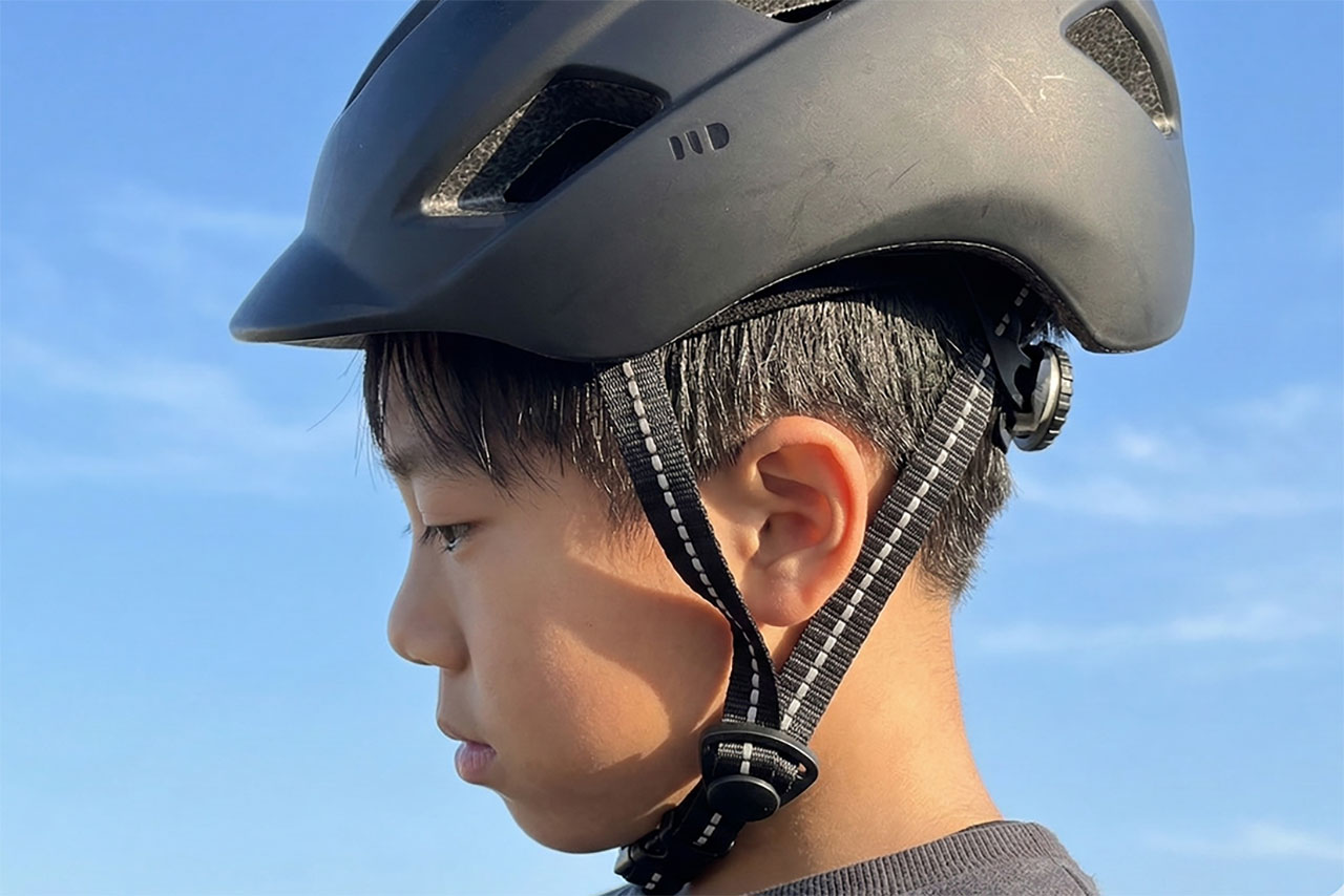 正しいヘルメットのかぶり方横からの様子