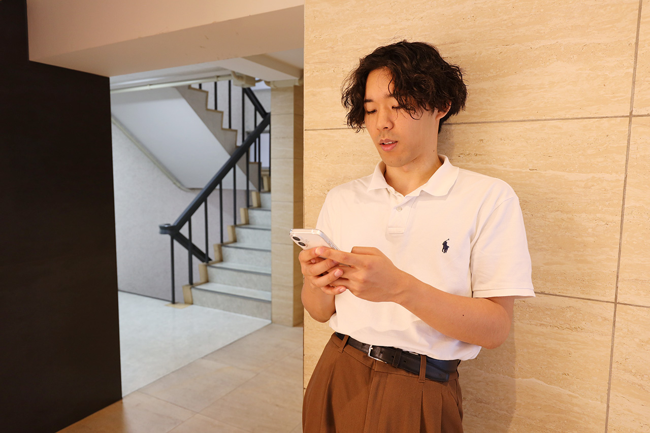 来る日も来る日もKINTOの画面を開いて注文したヤリスクロスの仕様を確認してはドライブに出かける想像を膨らませるカナタであった