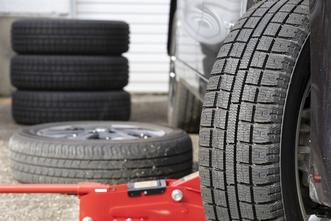 冬タイヤ(スタッドレスタイヤ)から夏タイヤ(ノーマルタイヤ)に変えるのはいつ?タイヤ交換の時期や目安について解説