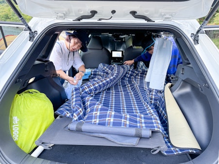 段差14cmを克服！コットで変わるカローラクロス車中泊術