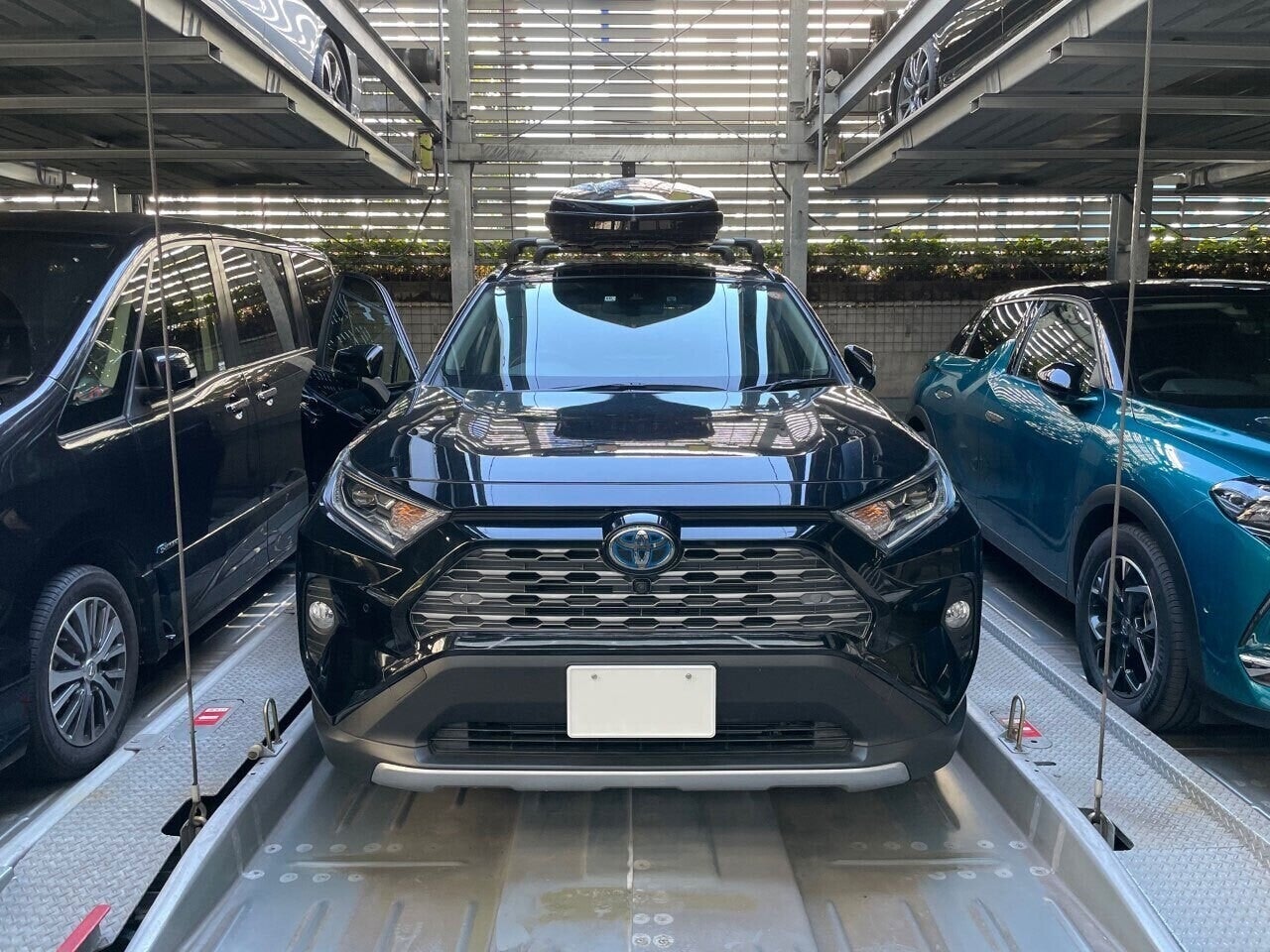 機械式駐車場にとまっているRAV4