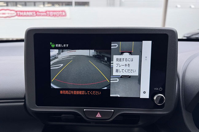 ディスプレイに発進するにはブレーキを離してくださいと表示されている様子