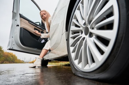 車のタイヤがパンク…どうする？対処法や事前対策などを解説