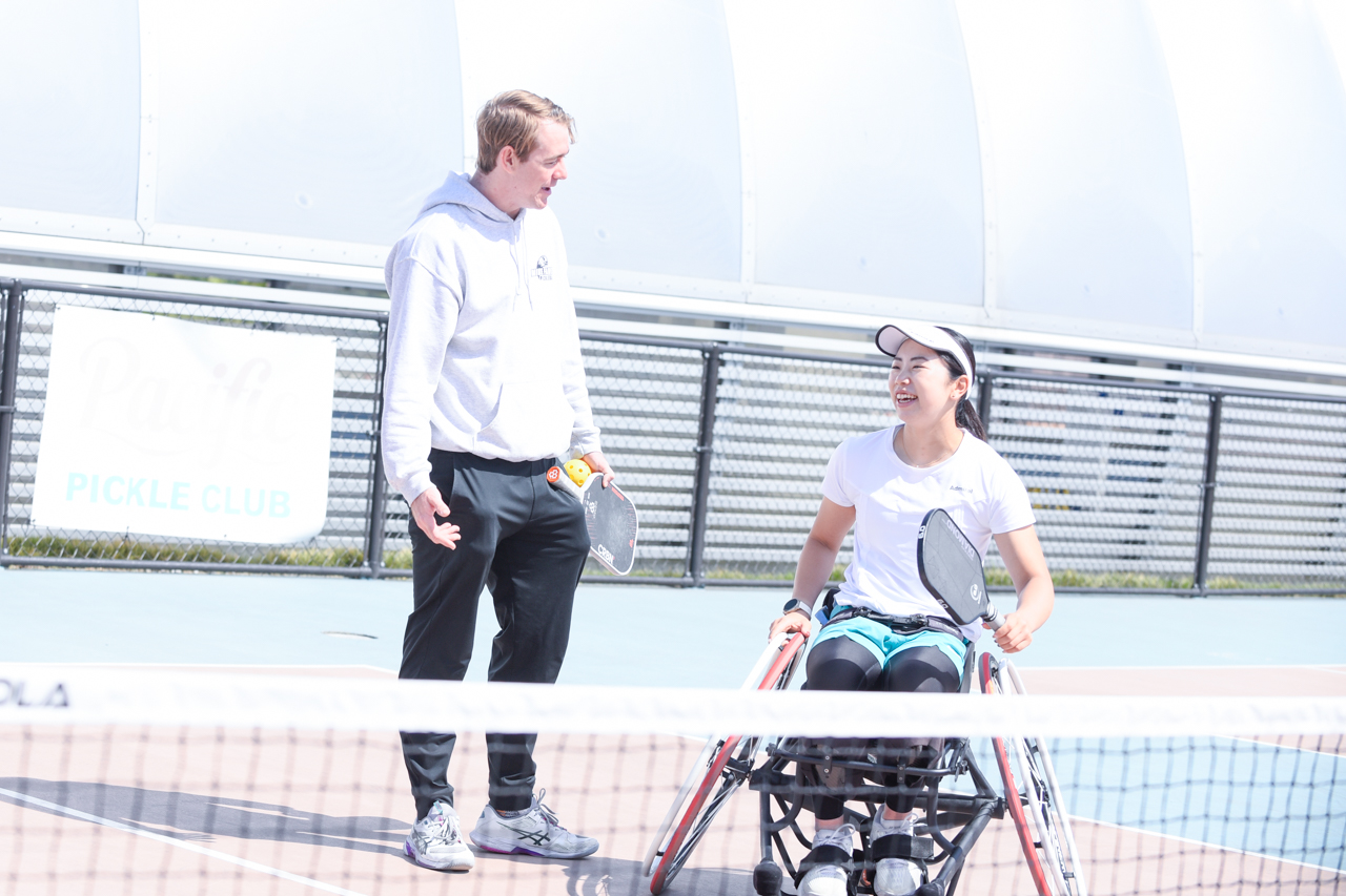 Michael Fahey（マイケル・フェイヒー）さんとピックルボールを練習する船水梓緒里選手