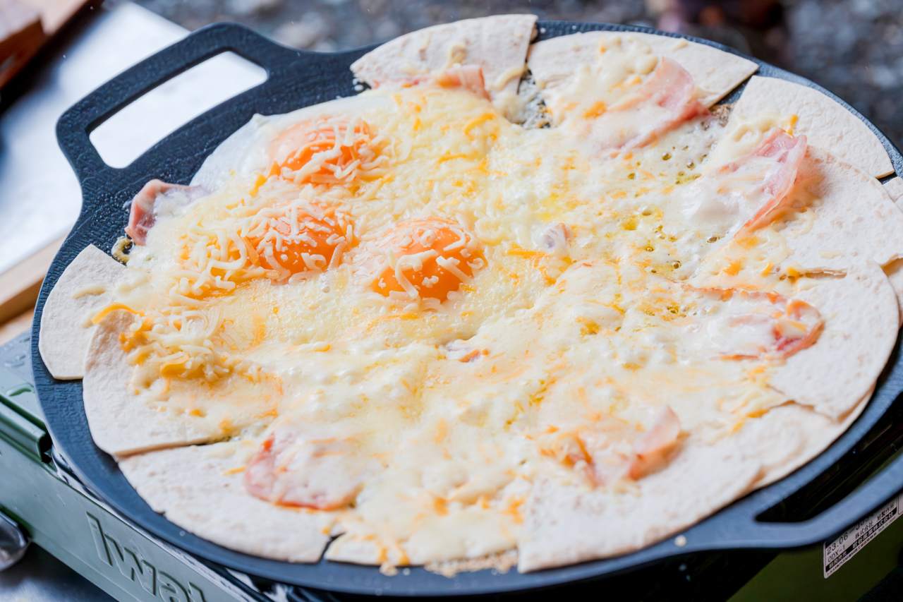 ベーコンと卵とチーズに、残ったトルティーヤを6等分にしたものを周りで焼いたもの