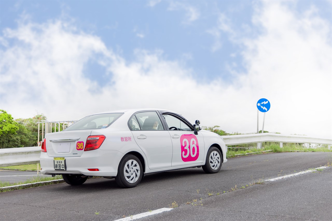 自動車教習所での坂道発進の様子