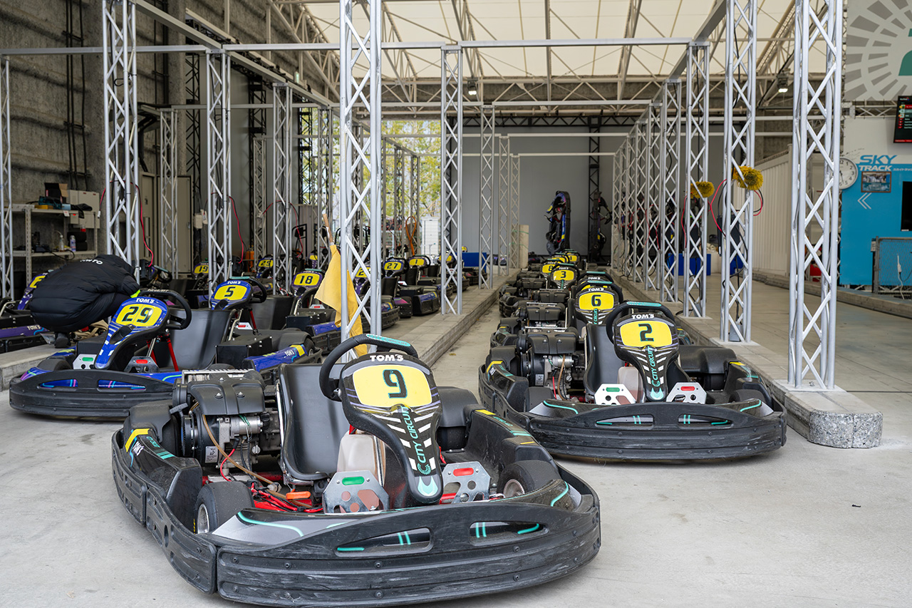 ピットに並ぶEVカート