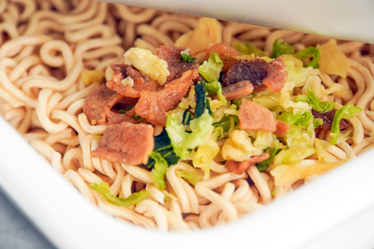 かやくは、キャベツと富士宮やきそば特有の肉かすがゴロゴロ