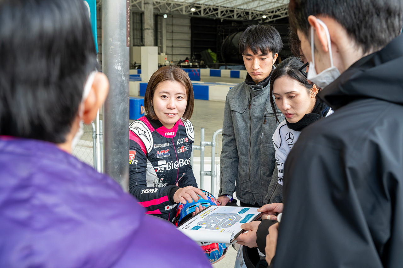 斎藤愛未さんからコース攻略の質問をする参加者。アドバイスを受けたらすぐに次の走行で試せるのもカートイベントの良いところ