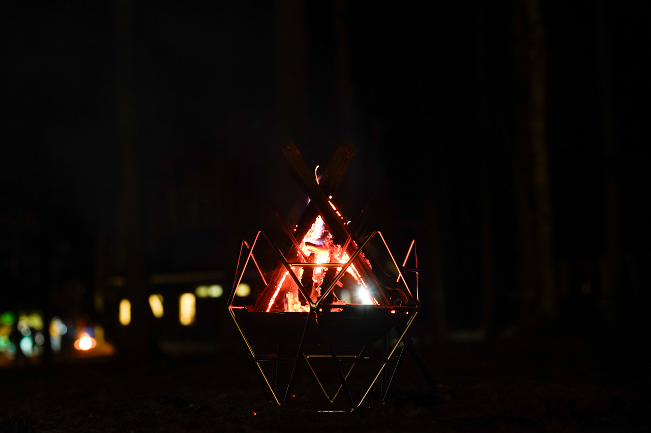 炭になっていく焚き火