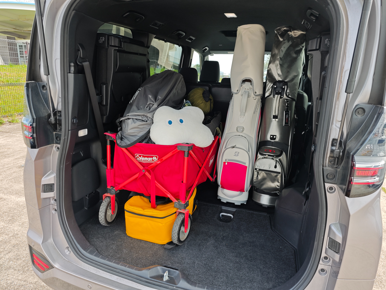 ヴォクシーの荷室にゴルフバックが入っている様子