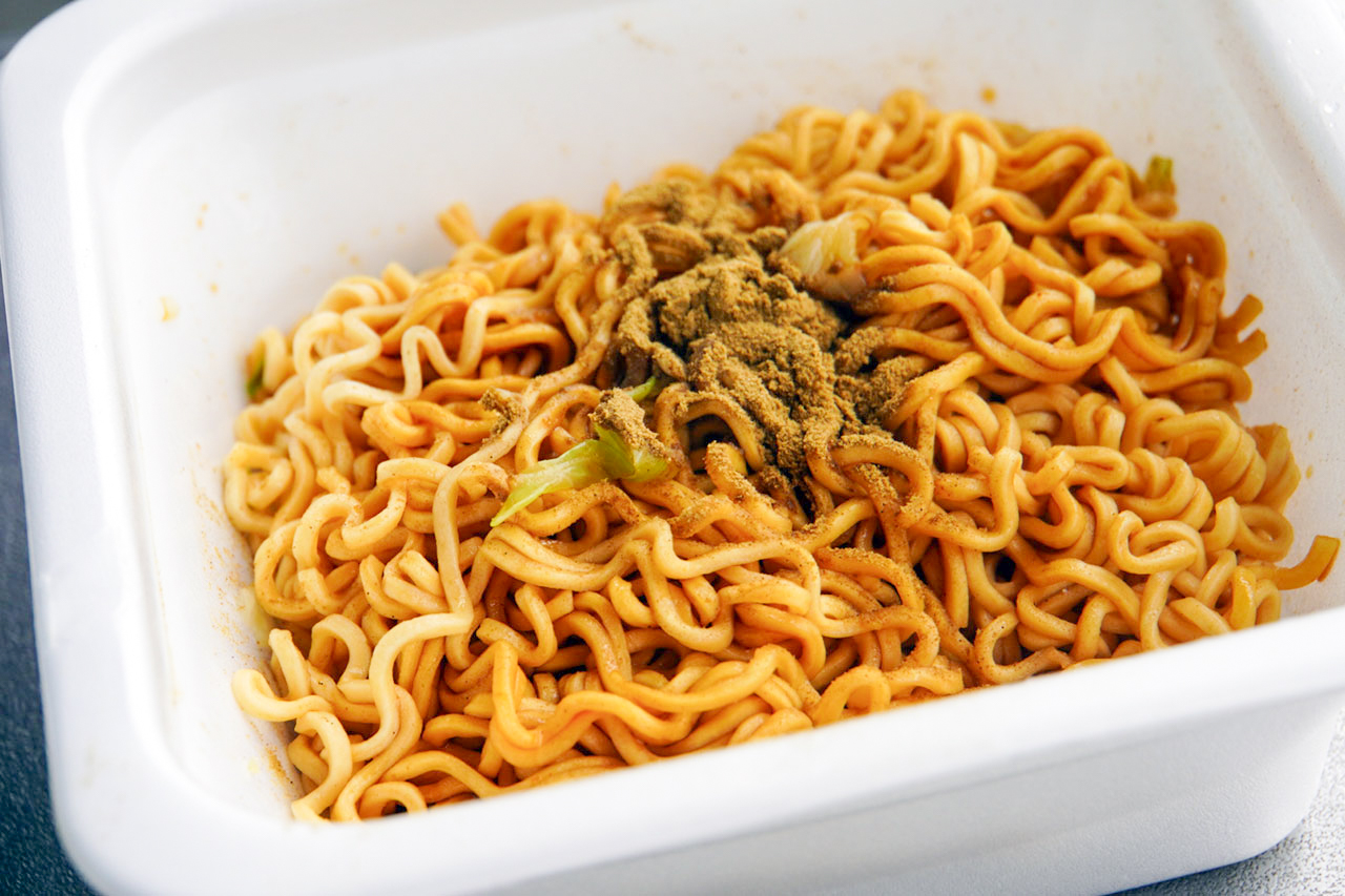 肉かすは麺と一体化して見失うも、特製削り粉が差別化ポイント！