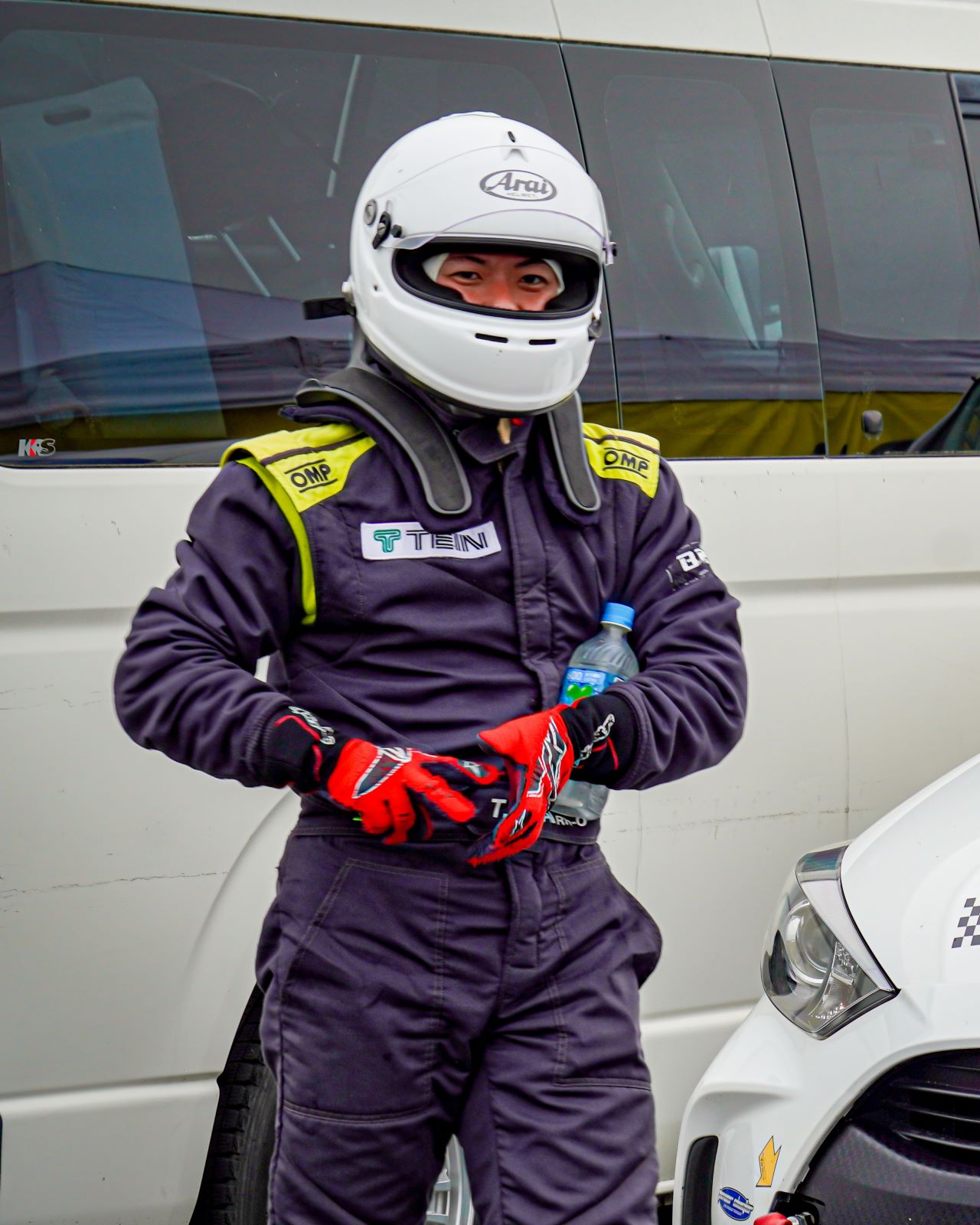 レーシングスーツとヘルメットを装着したドライバー
