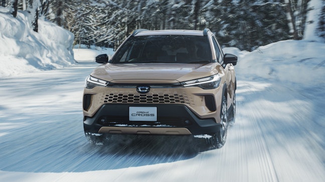 カローラクロス ハイブリッドの四駆システム「E-Four」とは？ガソリン車の4WDとの違いを解説 