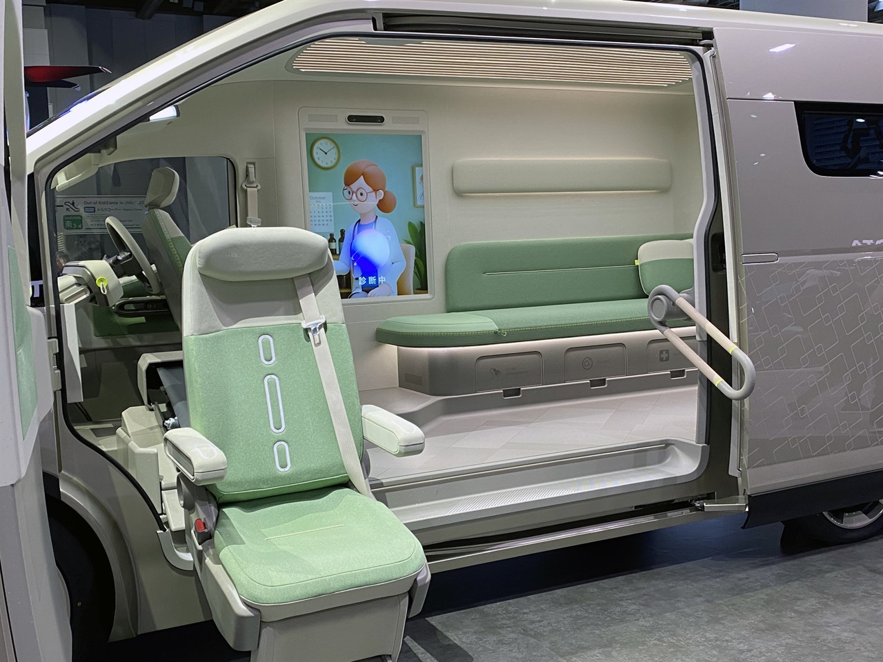 移動式の診療室をインストールしたハイエースコンセプト。様々な使い方に応用できるのがハイエースの強み
