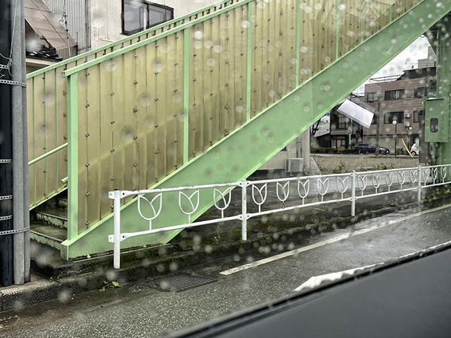 富山県チューリップのガードパイプ