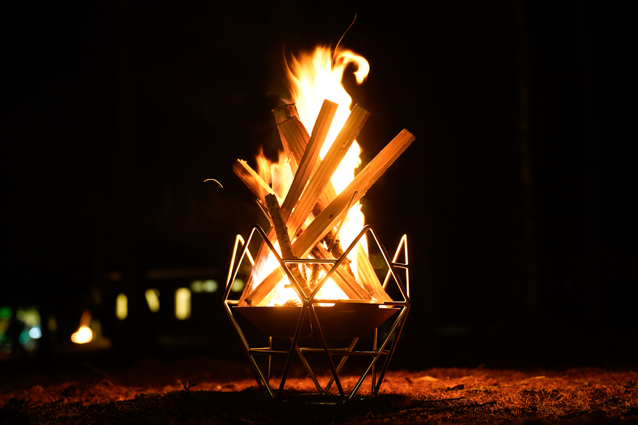 火が燃え上がる焚き火台