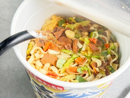 【車中飯】富士山麓の道の駅で見つけた！山梨・静岡ご当地カップ麺食べ比べ！