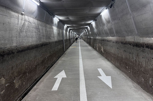 オバケトンネルの中の歩道