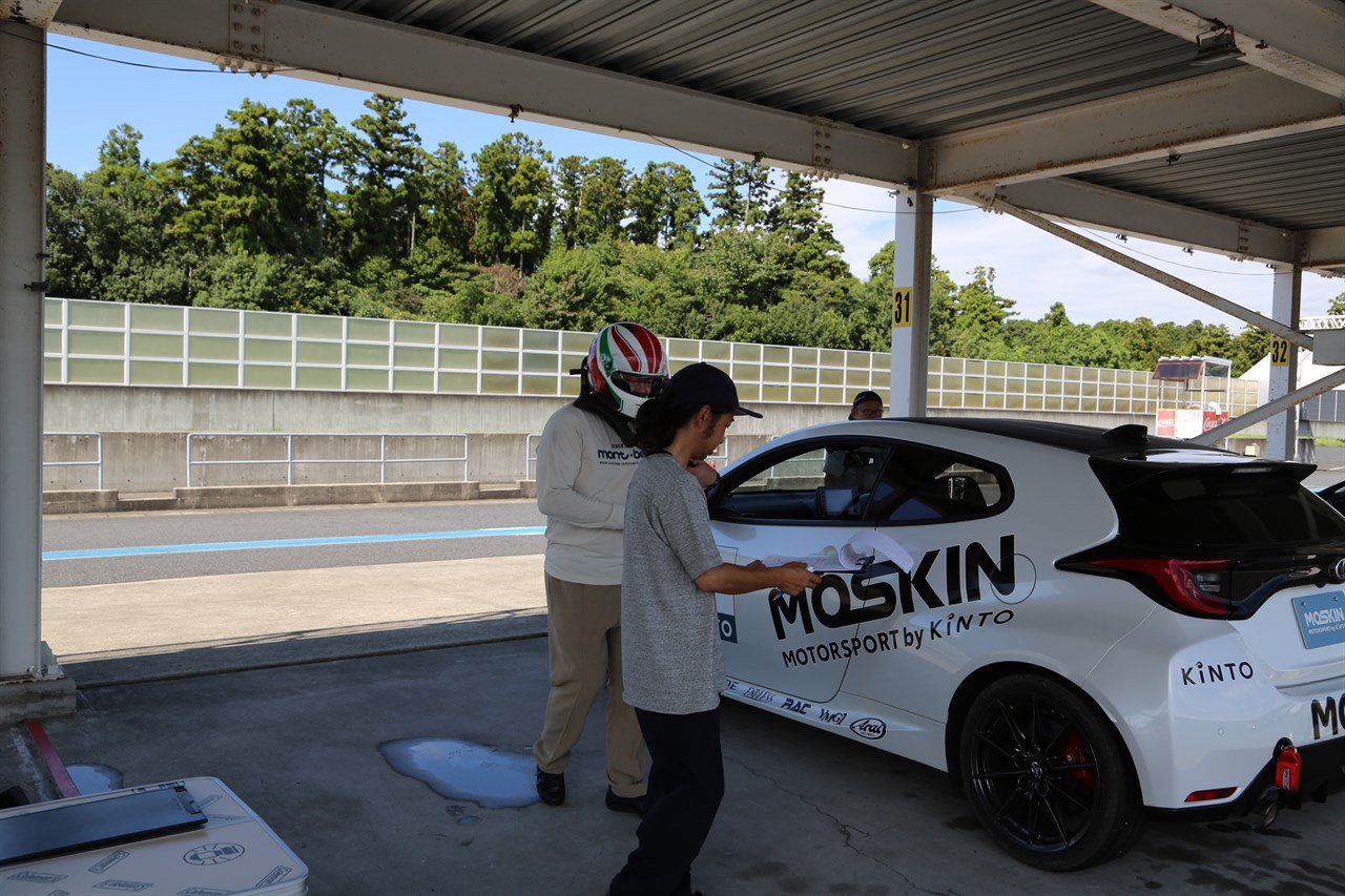 走行後にサーキット専用車両の状態を確認する男性