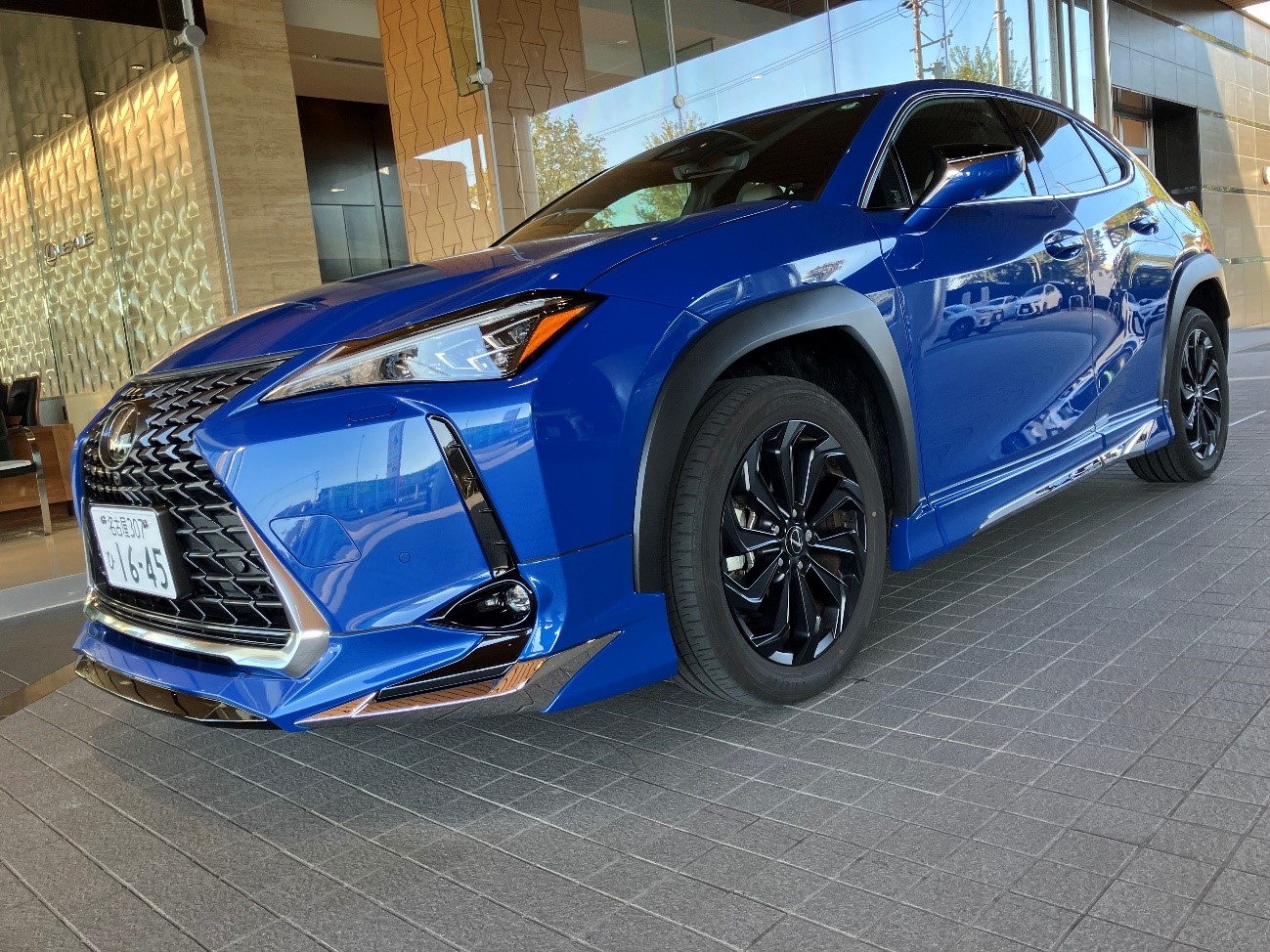 LEXUS UX300h “version L” AWD試乗レビュー！より電気リッチで洗練された走り味で改良幅“大”。 様々な改良を加えられた今のUX300hは現行モデル完成版か？