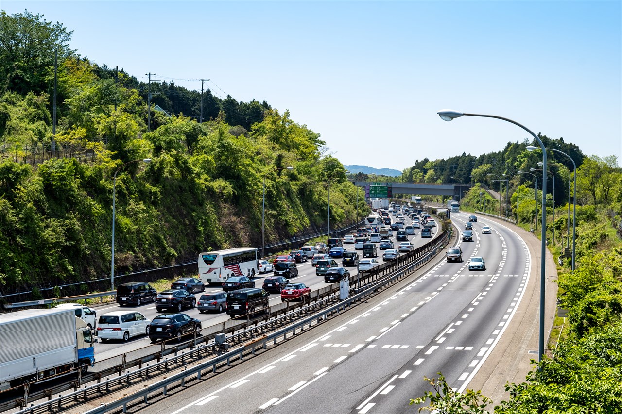 渋滞する東名高速道路