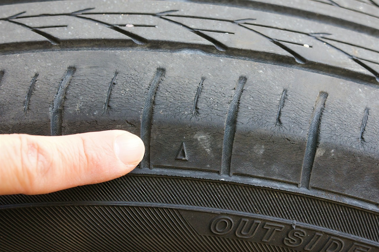 タイヤのスリップサインの位置を示すマーク